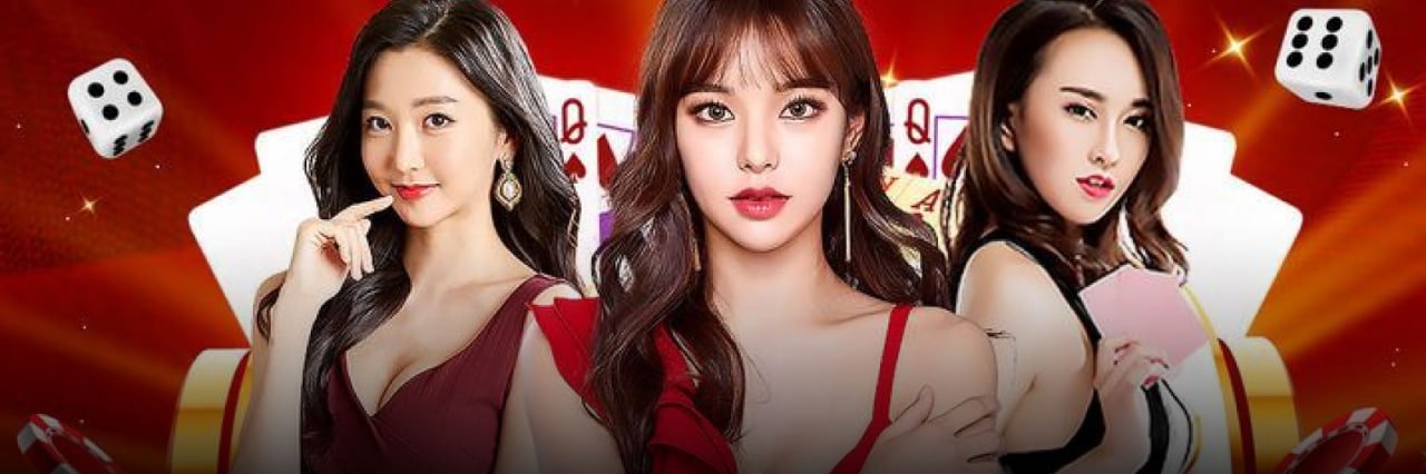 Dealer live casino mantul138 sedang membagikan kartu dalam suasana permainan interaktif